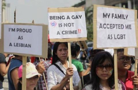 Indonesia: Bắt giữ cặp đồng tính nam vì đăng ảnh 