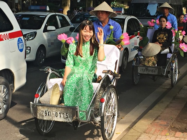 Áo dài tung bay trên các tuyến phố Hà Nội  