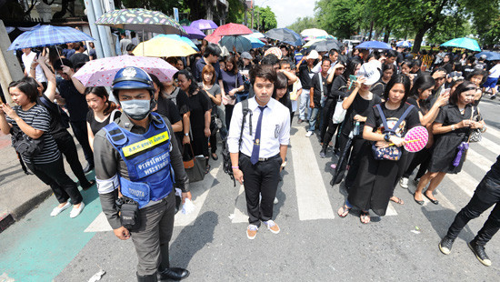 Thái Lan mở cửa Hoàng cung để người dân đến viếng Nhà Vua