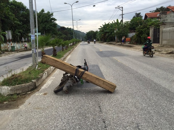 Quảng Nam: Chở gỗ lậu, lâm tặc hành hung Công an 