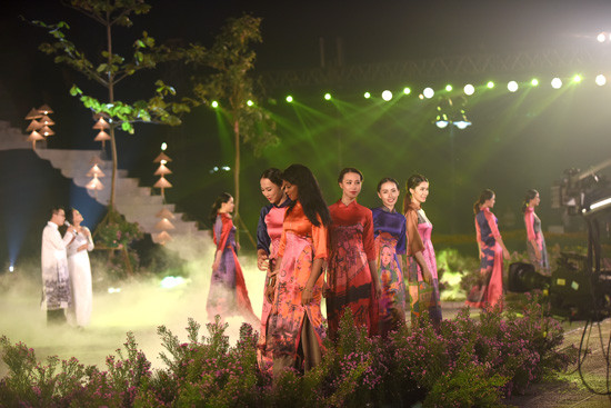 Trên ba vạn lượt khách tham quan Festival áo dài Hà Nội 