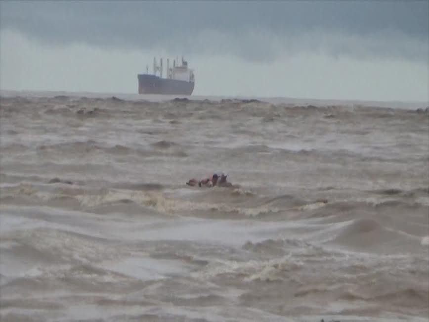 Quảng Bình: Tìm thấy 4 thuyền viên trên tàu bị sóng biển cuốn trôi
