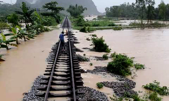 Khai thông tuyến đường sắt Bắc - Nam bị hỏng do mưa lũ