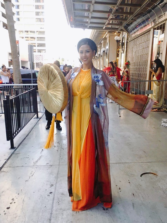 Nguyễn Thị Loan tỏa sáng với áo tứ thân tại Hoa hậu hòa bình quốc tế 2016