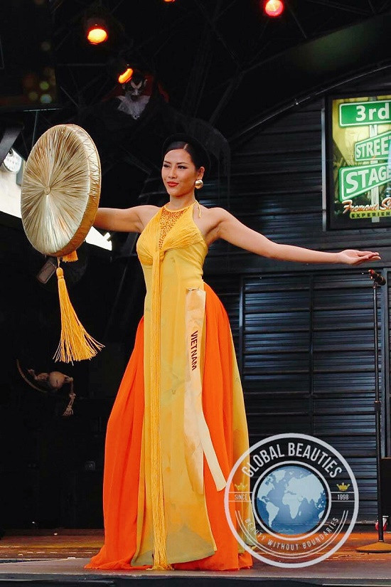 Nguyễn Thị Loan tỏa sáng với áo tứ thân tại Hoa hậu hòa bình quốc tế 2016