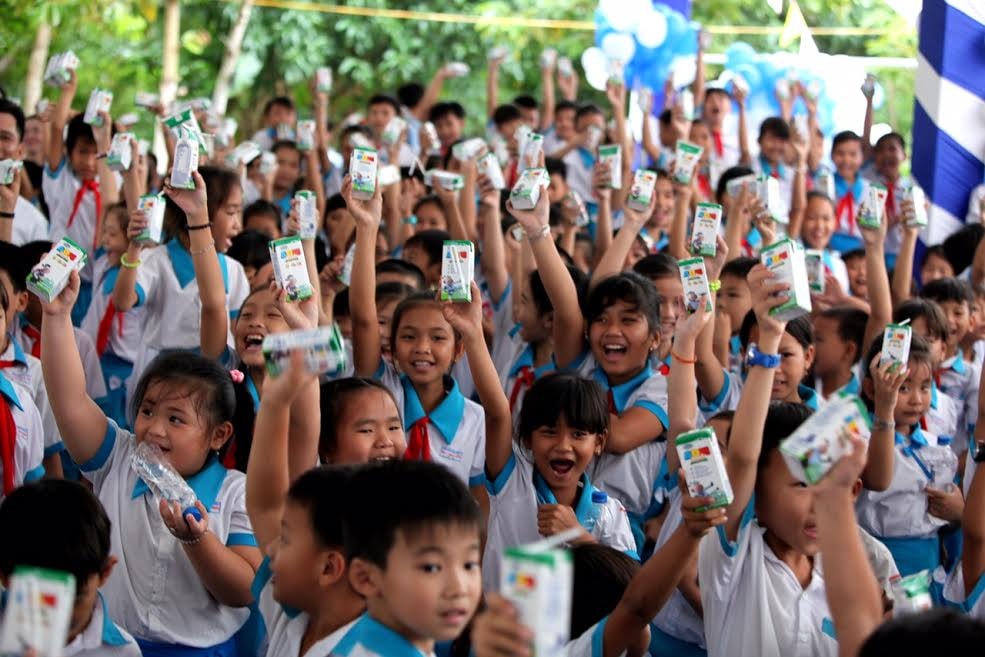 Quỹ sữa Vươn cao Việt Nam và Vinamilk trao tặng sữa cho trẻ em tại Cần Thơ