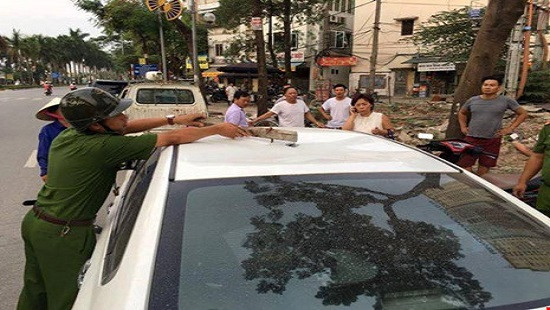 Hà Nội: Thanh sắt trên cao bất ngờ rơi trúng xe ô tô 4 chỗ