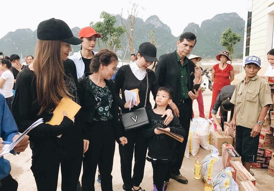 Hoa hậu Ngọc Hân, Hồ Ngọc Hà trao quà tận tay cho người dân vùng lũ