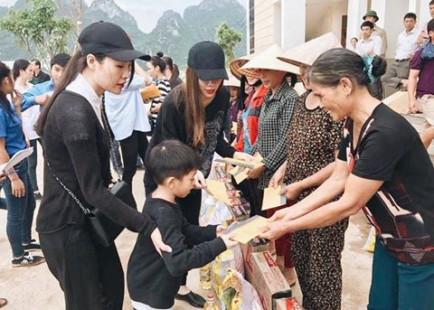Hoa hậu Ngọc Hân, Hồ Ngọc Hà trao quà tận tay cho người dân vùng lũ