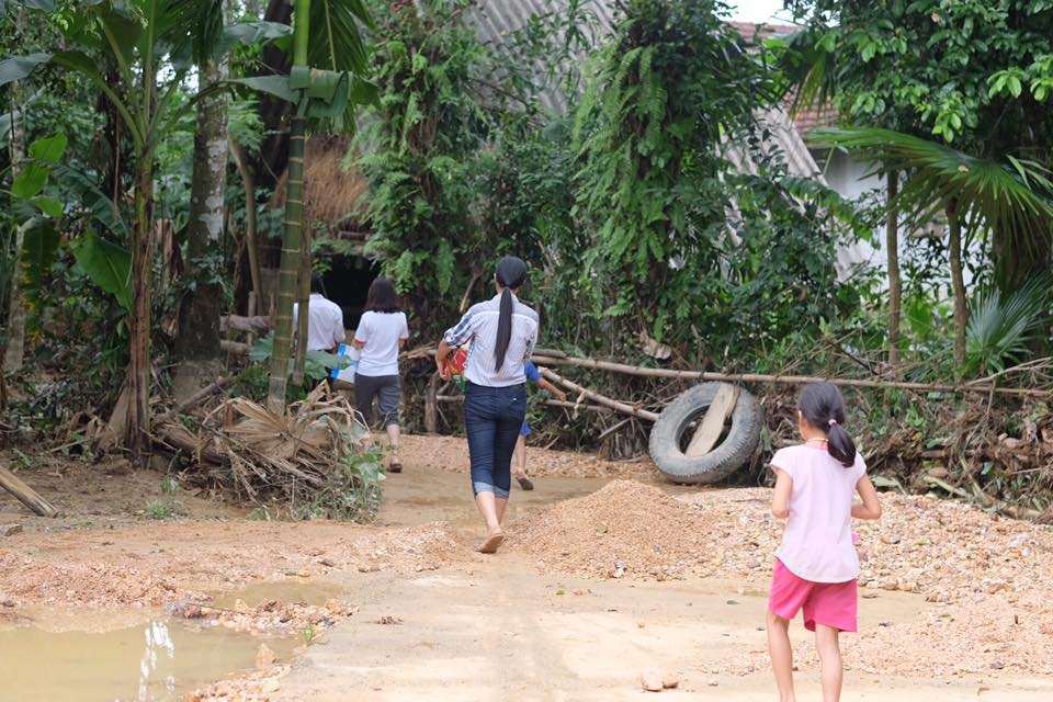 Hoa hậu Ngọc Hân, Hồ Ngọc Hà trao quà tận tay cho người dân vùng lũ