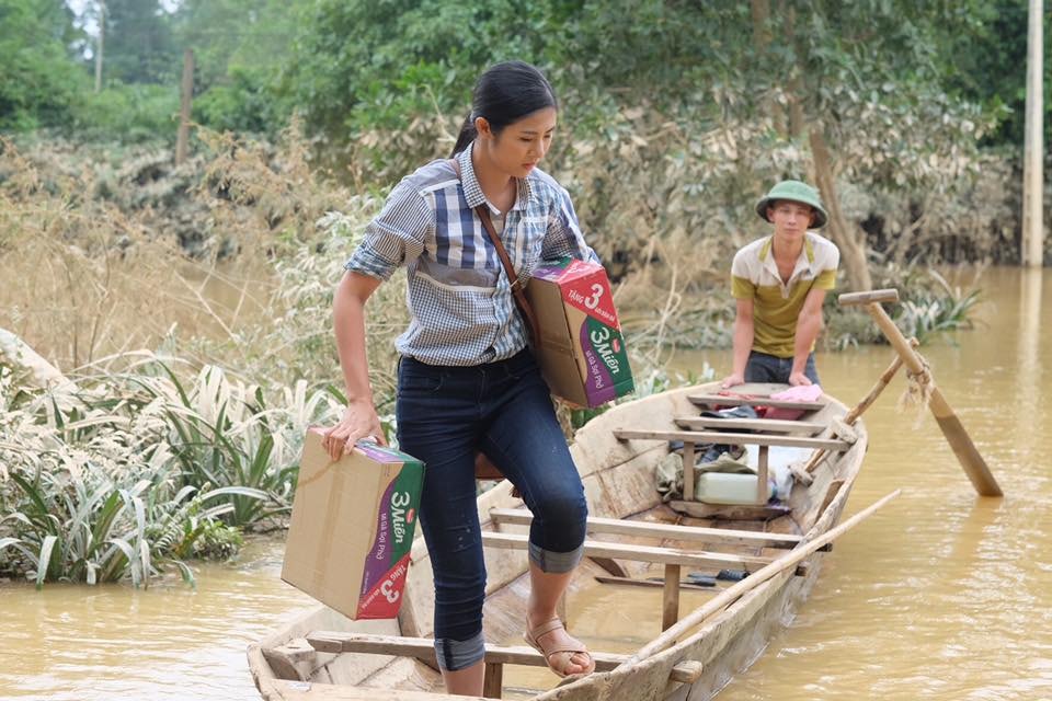 Hoa hậu Ngọc Hân, Hồ Ngọc Hà trao quà tận tay cho người dân vùng lũ