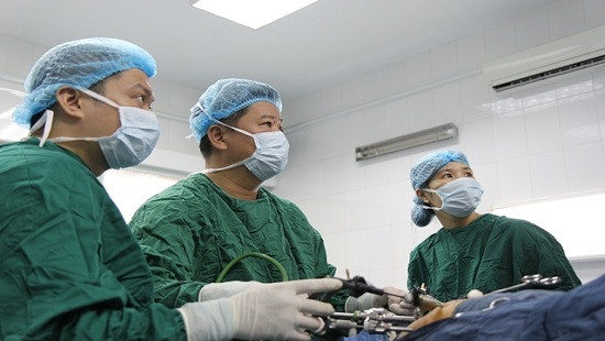 Phẫu thuật cắt một phần gan cho bé gái có khối u ác tính lớn ở gan phải