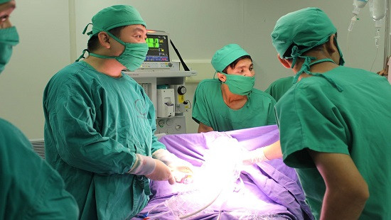 Phẫu thuật cứu sống trẻ sơ sinh bị tràn dịch ngoài màng tim