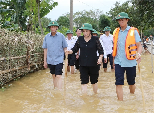 Chủ tịch Quốc hội đi xuồng, lội nước thăm hỏi người dân vùng rốn lũ Hà Tĩnh