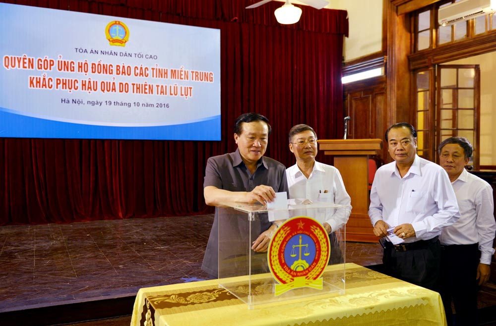 Cán bộ, công chức TANDTC quyên góp ủng hộ đồng bào bị mưa lũ ở miền Trung