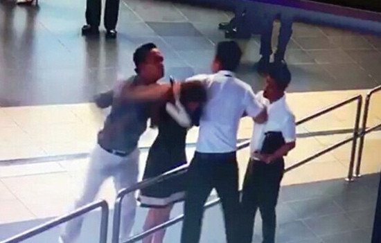 Thủ tướng yêu cầu điều tra vụ hành khách đánh nữ nhân viên ở sân bay Nội Bài