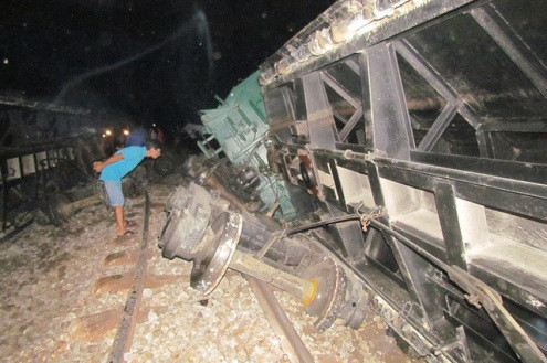 TT-Huế: Tàu chở đá bị lật, đường sắt Bắc-Nam tê liệt nhiều giờ