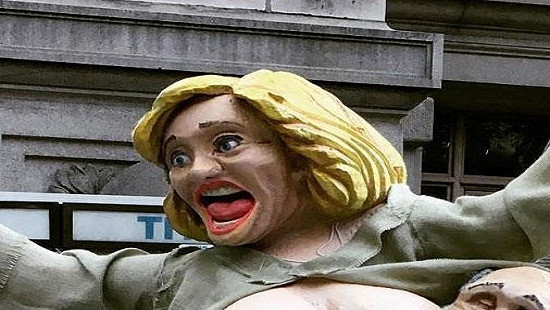 Tin tức thế giới 24 giờ: Tượng bà Clinton khỏa thân đặt giữa phố gây ẩu đả