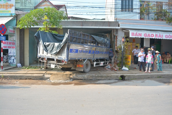 Quảng Nam: Xe tải mất lái, lao thẳng vào nhà dân