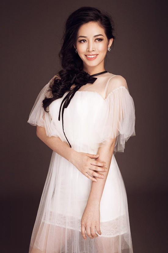 Diễn viên Mai Thanh Hà cuốn hút với đầm sắc trắng