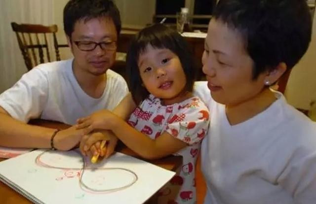 Câu chuyện xúc động về người mẹ ung thư dạy con gái 3 tuổi làm việc nhà