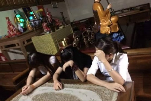 Sinh viên Đại học Y đưa bạn gái vào chùa đánh bạc với sư 