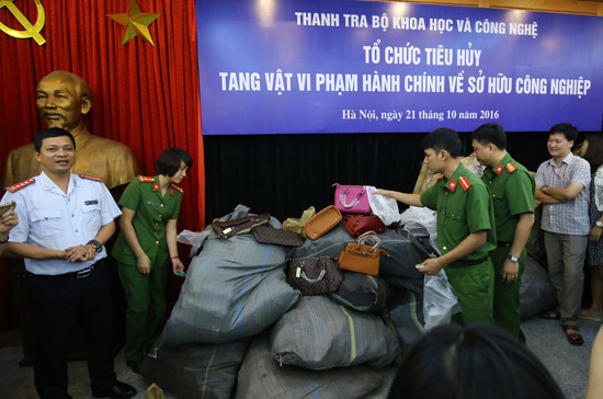 Tiêu hủy gần 2.400 sản phẩm thời trang giả hàng hiệu ở Hà Nội