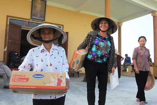 Vinamilk cứu trợ người dân vùng lũ Hà Tĩnh, Quảng Bình và ủng hộ 2 tỷ đồng tiền mặt