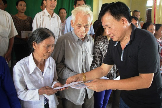 Vinamilk cứu trợ người dân vùng lũ Hà Tĩnh, Quảng Bình và ủng hộ 2 tỷ đồng tiền mặt