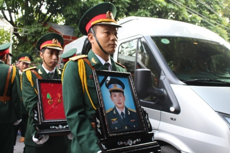 Hàng nghìn người đón thi thể thượng úy Nguyễn Văn Tùng trở về