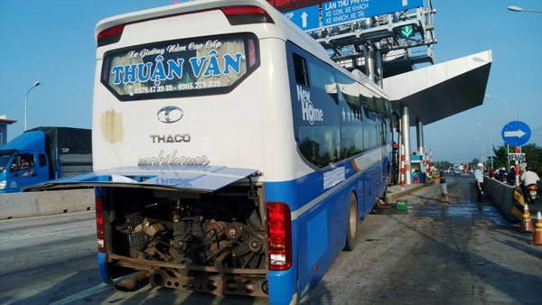 Quảng Nam: Xe khách tông dải phân cách trạm thu phí