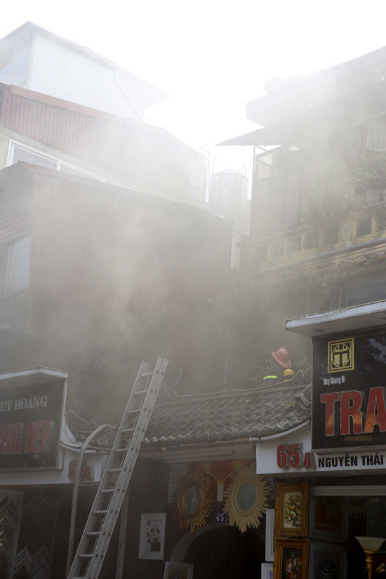 Hỏa hoạn cửa hàng khung tranh trên phố Nguyễn Thái Học 