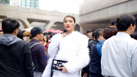 Lan Khuê được săn đón như ngôi sao hạng A tại Tuần lễ thời trang quốc tế tại Seoul