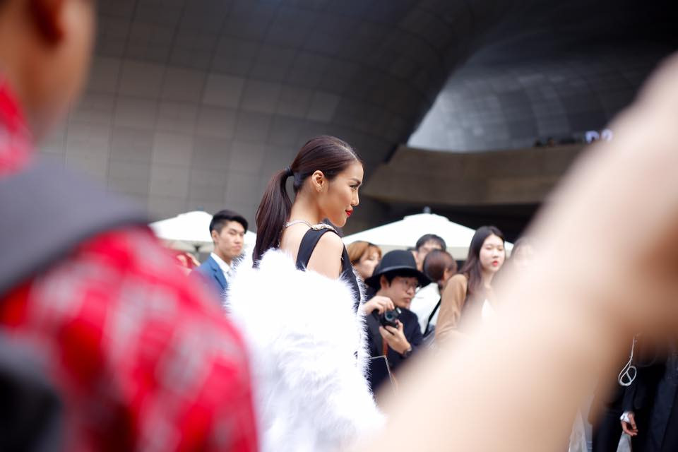 Lan Khuê được săn đón như ngôi sao hạng A tại Tuần lễ thời trang quốc tế tại Seoul