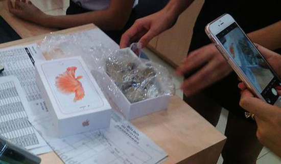 Nhân viên Thế giới di động nhét đá vào hộp để đánh tráo iPhone