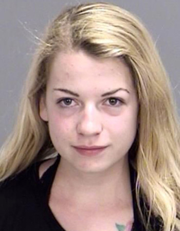 Mải khỏa thân selfie, nữ sinh Mỹ đâm thẳng vào xe cảnh sát