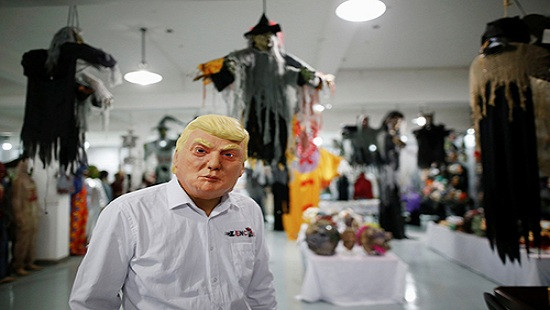 Mặt nạ ông Trump “hút khách” mùa Halloween