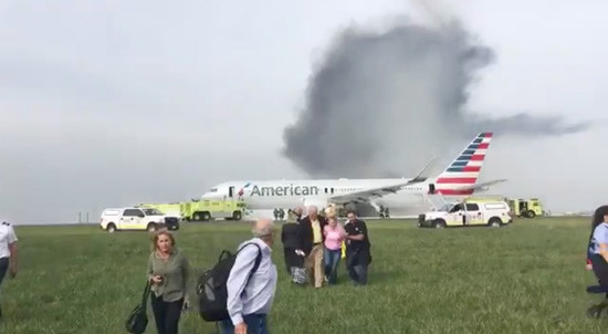 Mỹ: Máy bay bốc cháy khi cất cánh, 20 người bị thương 