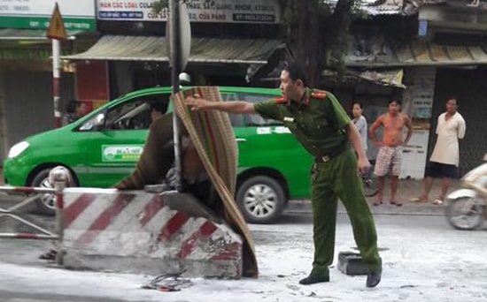 Người đàn ông khoá cổ vào biển báo, tự thiêu trên phố