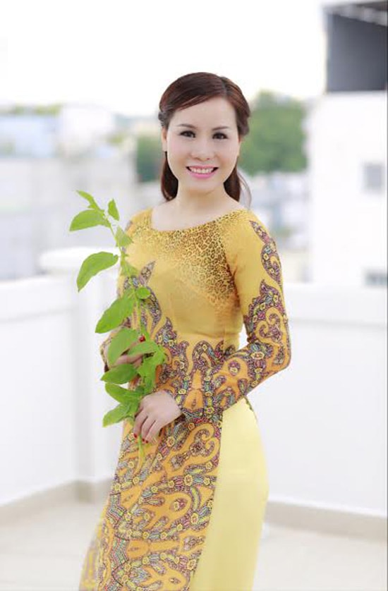 Nữ hoàng Kim Chi đẹp mong manh với áo dài cách tân