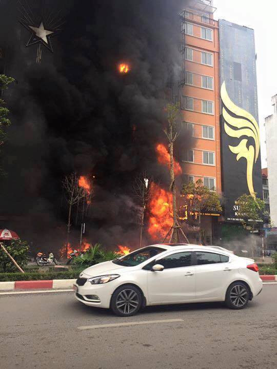 Cháy lớn dãy nhà cao tầng trên phố Trần Thái Tông