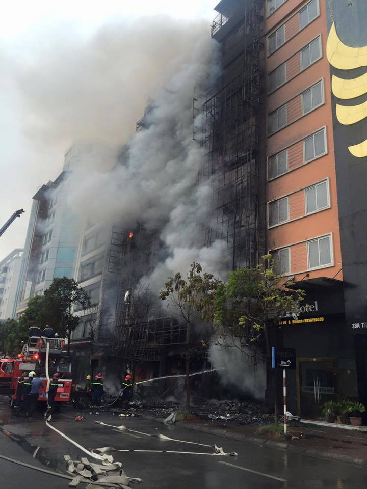 Cháy lớn dãy nhà cao tầng trên phố Trần Thái Tông
