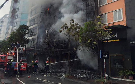Nỗ lực tìm kiếm người mắc kẹt trong đám cháy dãy karaoke phố Trần Thái Tông