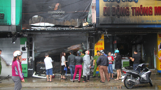 Hà Tĩnh: Nửa đêm, 4 cửa hàng điện thoại, tạp hóa cháy ngùn ngụt
