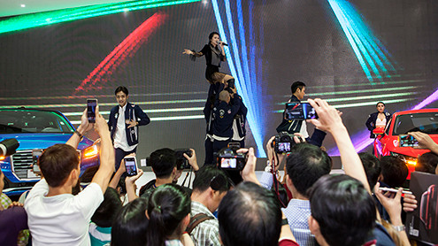 Cháy bỏng màn trình diễn của ca sĩ Đông Nhi tại VIMS 2016