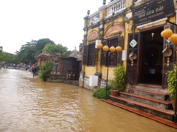 Quảng Nam: Phố cổ Hội An “bì bõm” trong biển nước