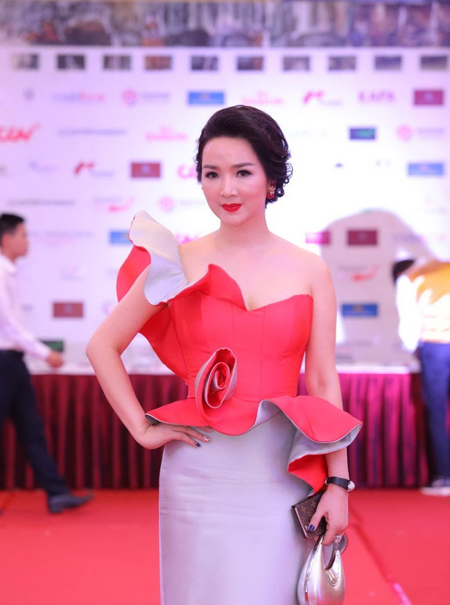 Sao Việt hội tụ trên thảm đỏ Liên hoan phim Quốc tế Hà Nội