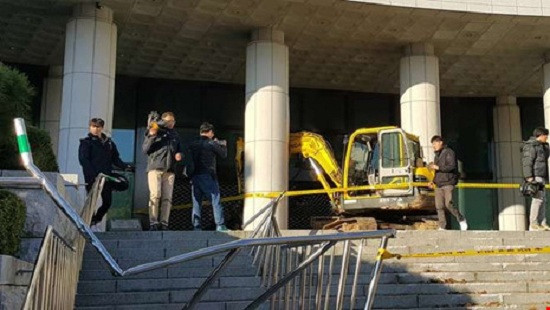 Người đàn ông tông xe vào tòa nhà chính phủ để “giúp” bạn thân Tổng thống Hàn Quốc chết