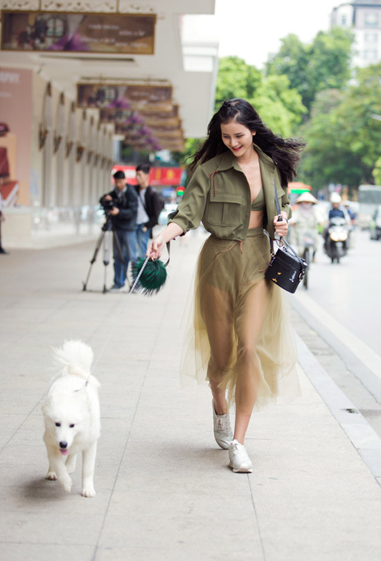 Hương Ly nổi bật với street style khi dắt thú cưng trên đường phố Hà Nội