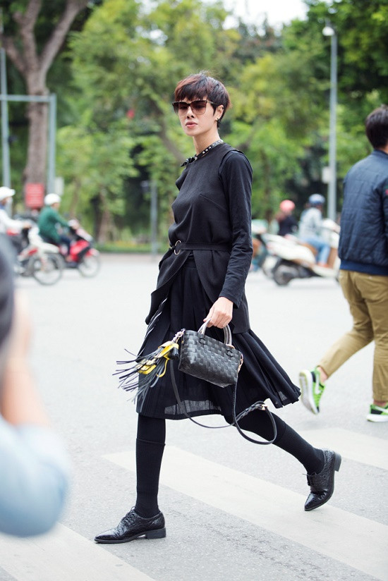 Hương Ly nổi bật với street style khi dắt thú cưng trên đường phố Hà Nội